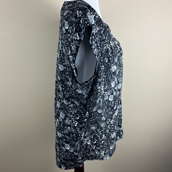 DR2 Cap Sleeve Blouse Size M Black Gray, Floral Print, V-Neck, Pleated Shoulders - Picture 4 of 9